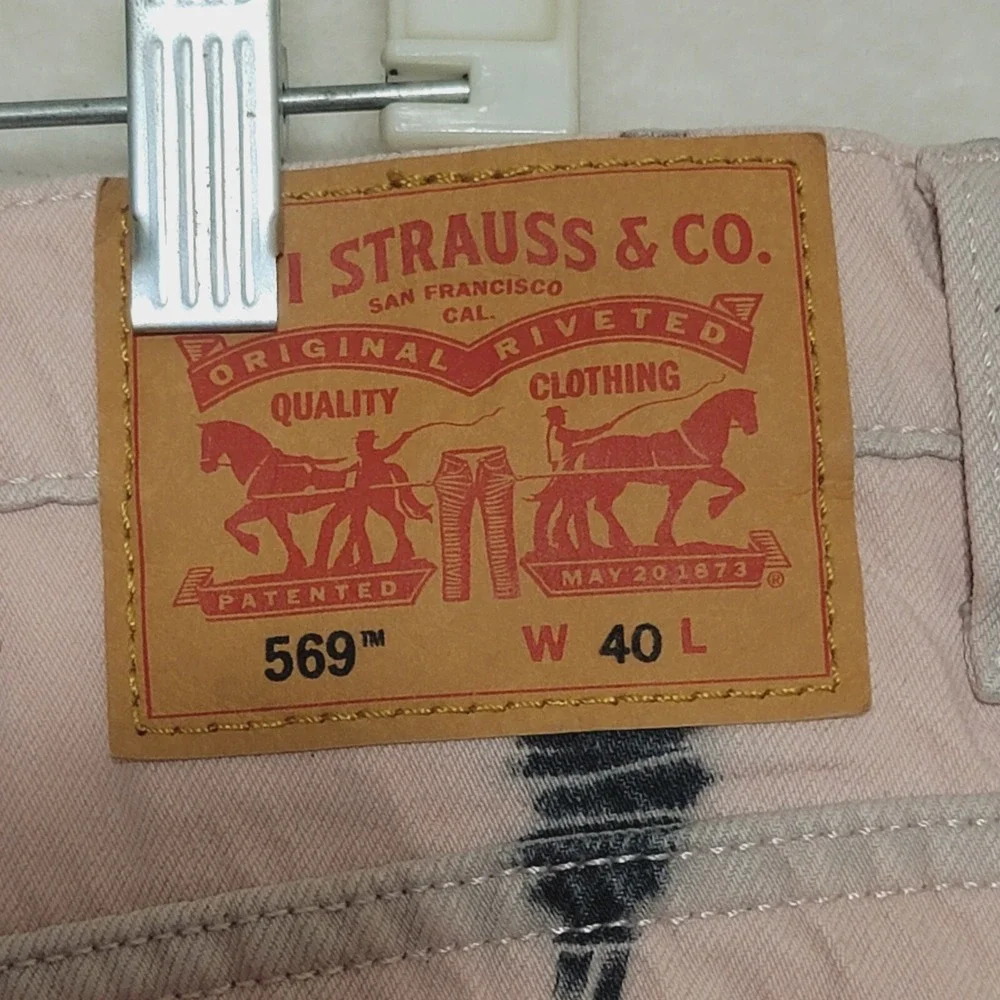 Levi's Men's Shorts Sz 40 Loose Baggy Salmon Denim 569